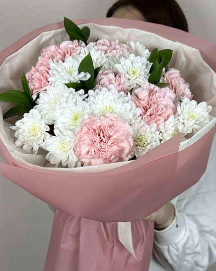 Bouquet of Hera from chrysanthemums and carnations with delivery to Almaty