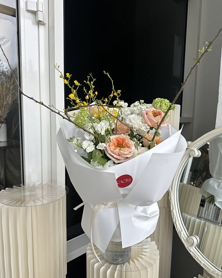 Весенний сад с пионовидными розами с доставкой по Астане