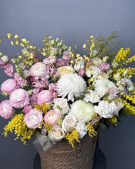 Весенний букет с ранункулюсом и мимозой с доставкой по Астане