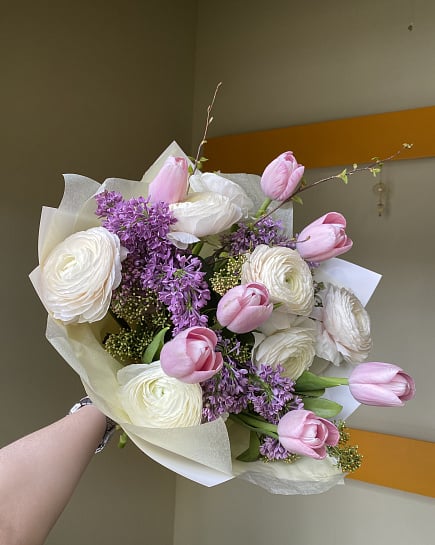 Весенний букет с ранункулюсом, тюльпанами и сиренью с доставкой по Астане