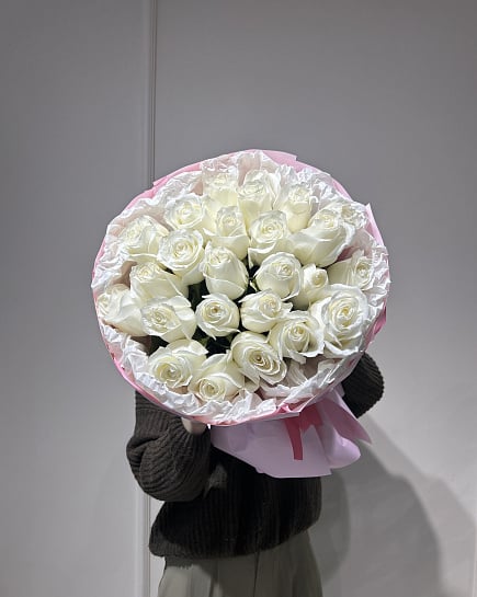 Букет из белых роз с гипсофилой с доставкой по Астане