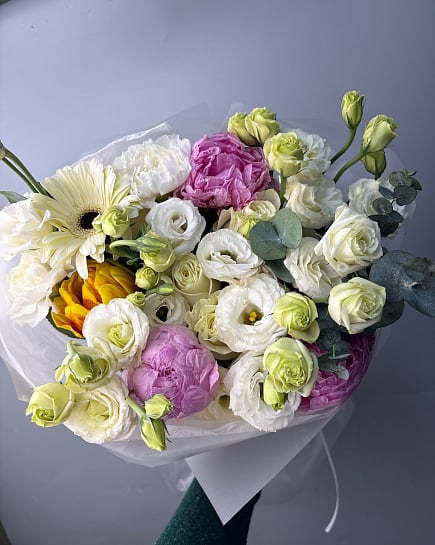 Яркий букет с герберой и пионами с доставкой по Астане