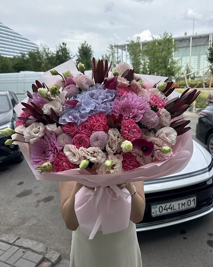 Пышный микс с гортензией и каллами с доставкой по Астане