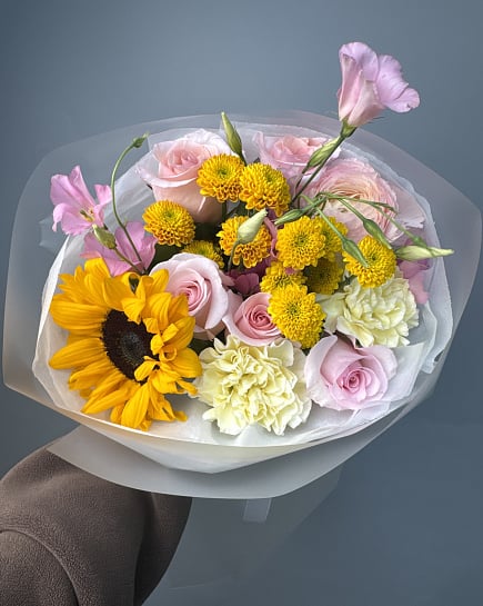 Солнечный подсолнух в окружении роз и хризантем с доставкой по Астане