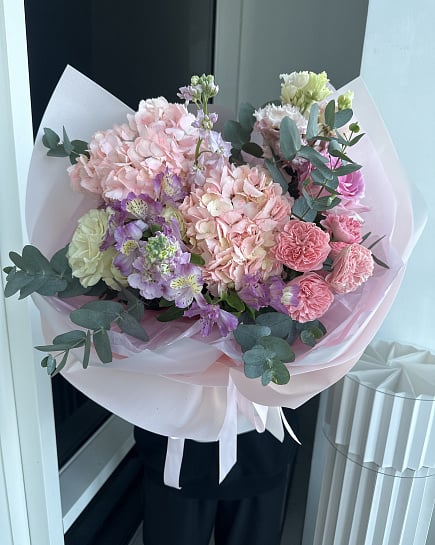 Нежный букет с гортензией и гвоздикой с доставкой по Астане