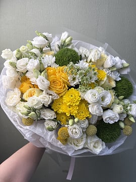 Солнечный микс с хризантемами и эустомой