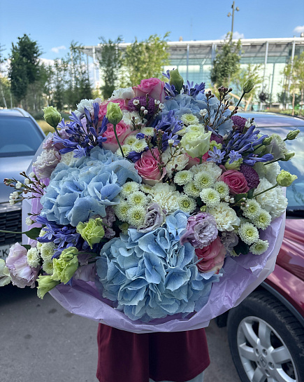 Лазурная гортензия с кустовыми розами с доставкой по Астане