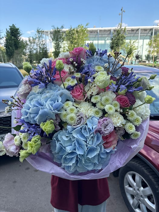Лазурная гортензия с кустовыми розами