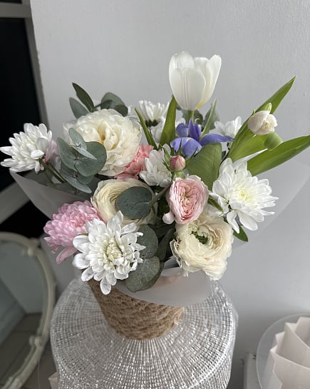 Весенняя палитра с ранункулюсами и тюльпанами с доставкой по Астане