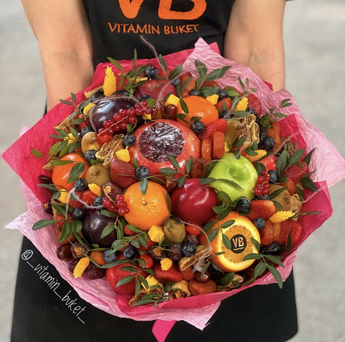 Bouquet of fruits and dried fruits