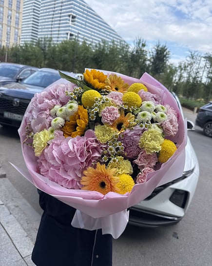 Большой круглый букет с гортензией и подсолнухами с доставкой по Астане