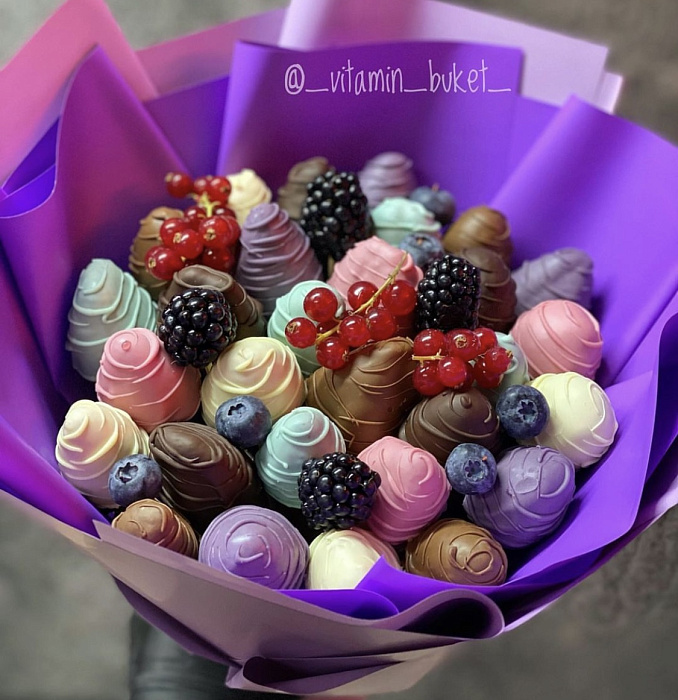 Bouquet of strawberries in chocolate