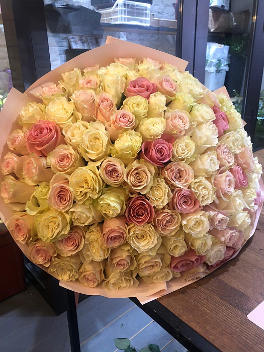 101 roses of delicate shades