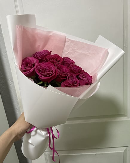 Классические розовые розы в стильной упаковке с доставкой по Павлодаре