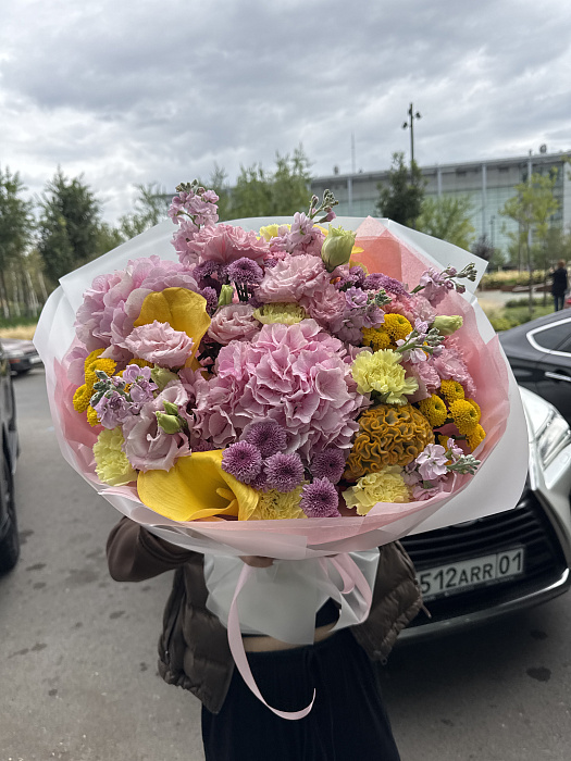 Большой круглый букет с гортензией и каллами