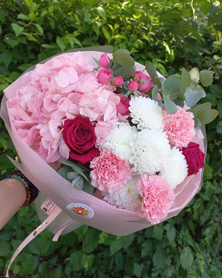 Розовое облако с гортензией и хризантемами with delivery to Almaty