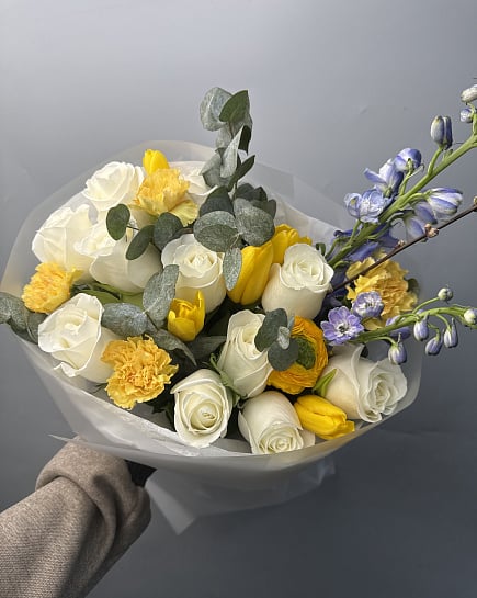 Солнечный микс с дельфиниумом и розами с доставкой по Астане