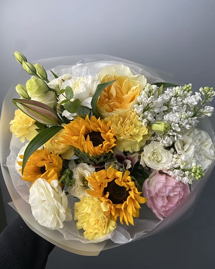 Солнечный букет с подсолнухами и пионовидными розами с доставкой по Астане