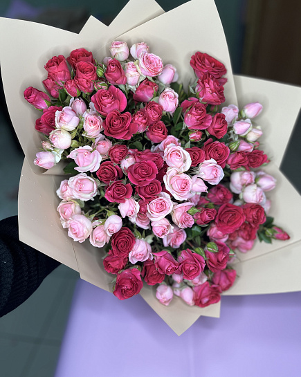 Spray roses with delivery to Kostanay.