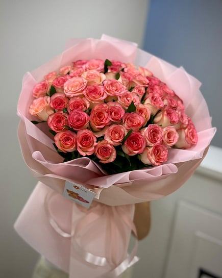 Розово-желтый большой круглый букет роз with delivery to Almaty