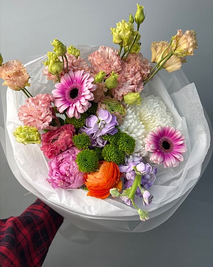 Яркий букет с герберами и ранункулюсами с доставкой по Астане