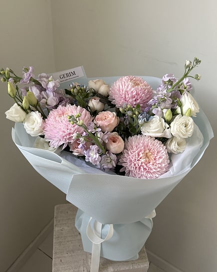 Круглый букет из розовых хризантем и роз with delivery to Астане