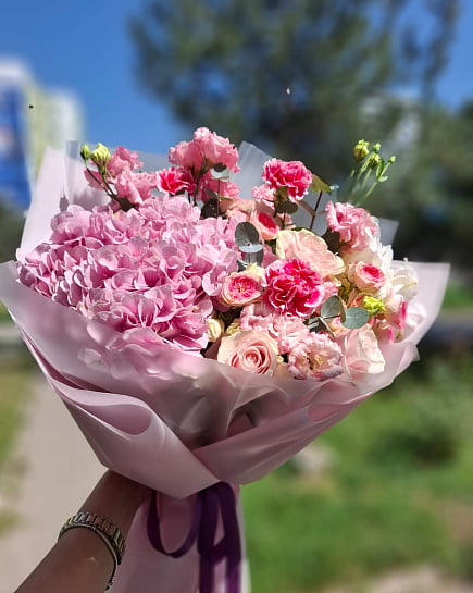 Розовый круглый букет с гортензией with delivery to Almaty