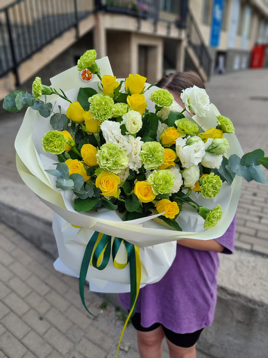 Большой желто-белый букет из роз, гвоздик и эустомы в плёнке и бумаге - купить в Астане с доставкой