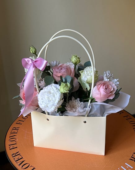 Розово-белый круглый букет из роз и эустом with delivery to Астане