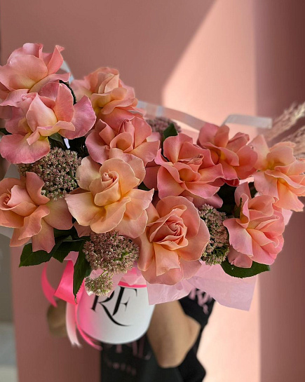 Композиция из голландских роз, экзотических цветов и сухоцвета с доставкой по Актау