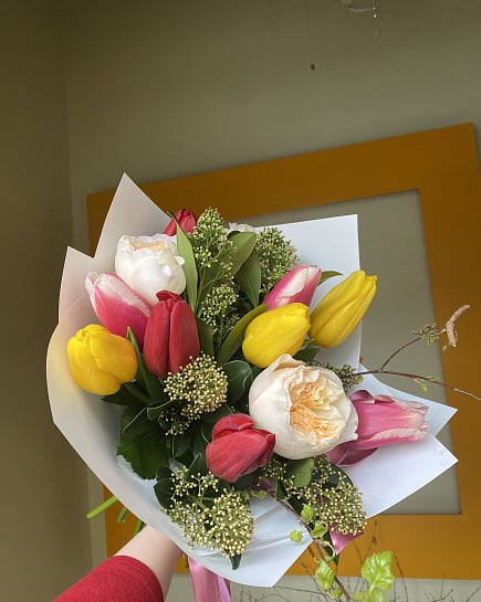 Яркий букет из тюльпанов и пионовидных роз с доставкой по Астане