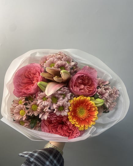 Яркий букет с пионовидными розами и герберой с доставкой по Астане