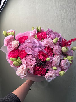 Круглый букет из розовых и фиолетовых цветов