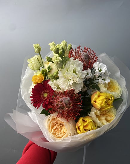 Яркий букет с протеей и пионовидными розами с доставкой по Астане