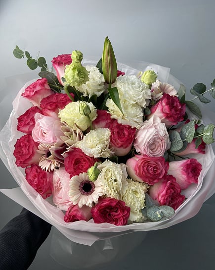 Нежный букет из пионовидных роз и гербер с доставкой по Астане