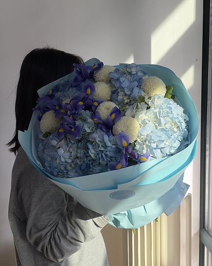 Синяя лагуна: гортензии и ирисы с доставкой по Астане