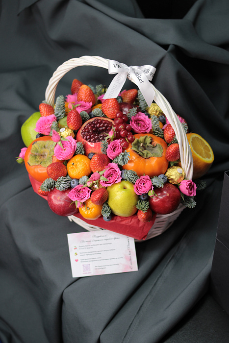 Basket seasonal mix with flowers 35 cm