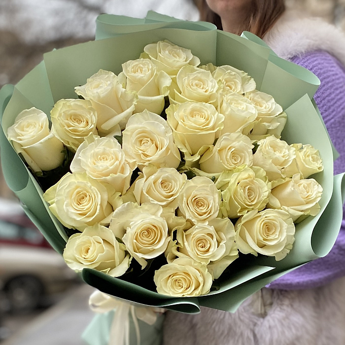Элегантные белые розы 80 см