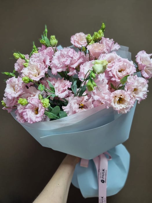 Розовый круглый букет из эустомы