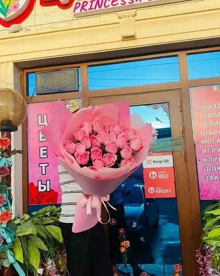 Bouquet of 25 tall delicate Dutch roses flowers delivered to Taraz