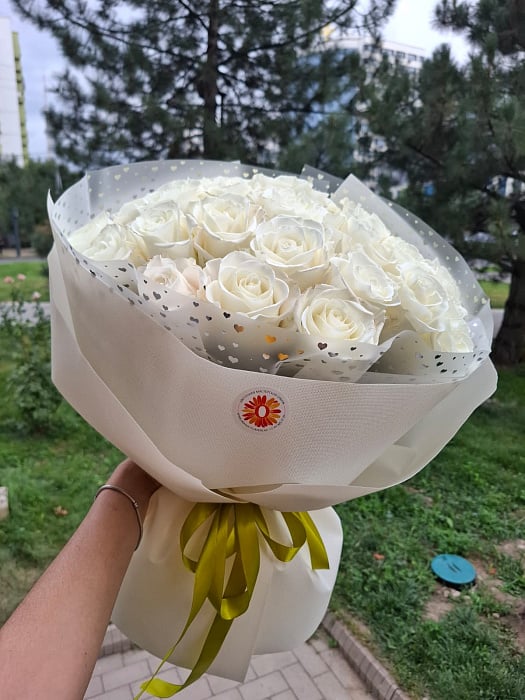Большой круглый букет белых роз в белой и прозрачной пленке и бумаге. - купить в Астане с доставкой
