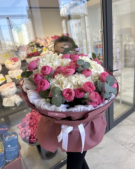 Нежный букет из пионовидных роз и гортензии с доставкой по Астане