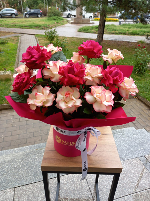 Красные и розовые розы в шляпной коробке