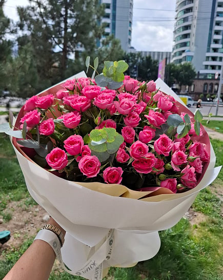 Большой круглый букет из розовых и белых кустовых роз with delivery to Almaty