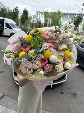 Солнечный микс с пионовидными розами и гортензией
