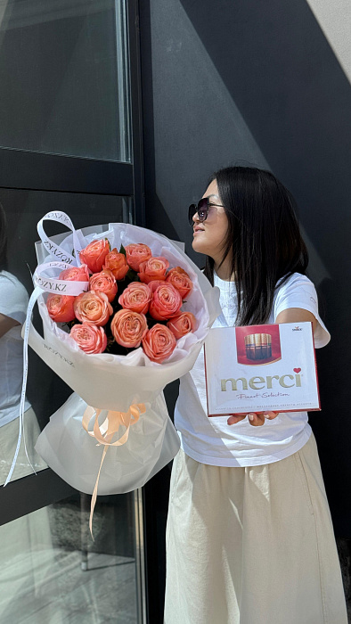 Combo bouquet of 15 peony roses and Raffaello