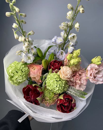 Яркий букет из пионовидных тюльпанов и дельфиниума с доставкой по Астане