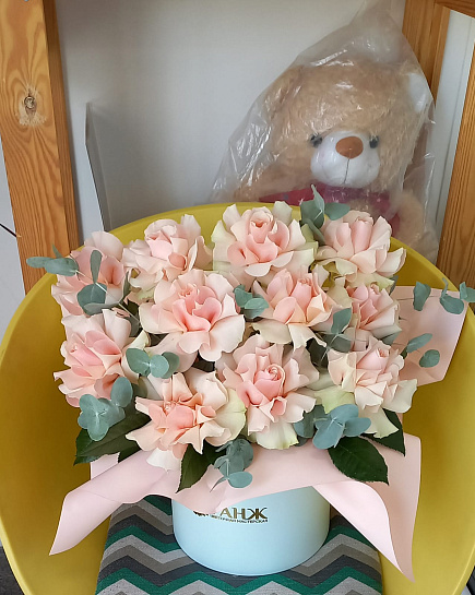 Розы французские в коробке с доставкой по Алматы
