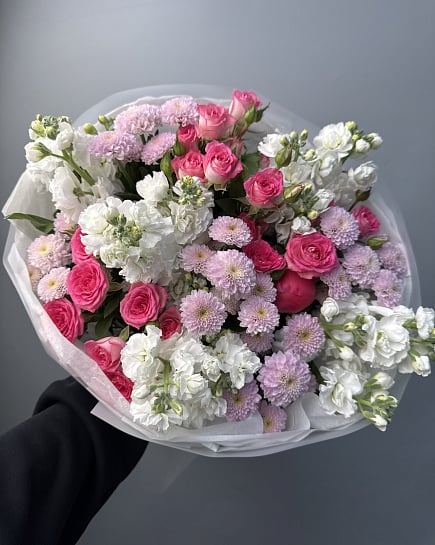 Зефирное облако из кустовых роз и маттиолы с доставкой по Астане