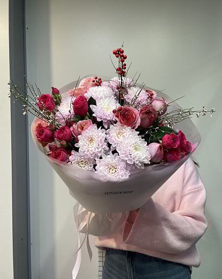 Нежный букет из пионовидных роз и хризантем с гиперикумом с доставкой по Астане